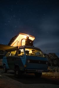 Mit Hilfe eines Generators leuchtet Licht im Campingwagen