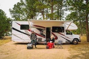 Eine tragbare Powerstation ist ideal für das Camping