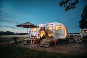 Camping mit Generator schafft eine heimische Atmosphäre