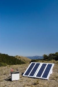 Eine Solarzelle mit Powerstation im Freien