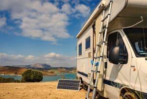 Mobile Solaranlagen mit Wohnmobil beim Camping